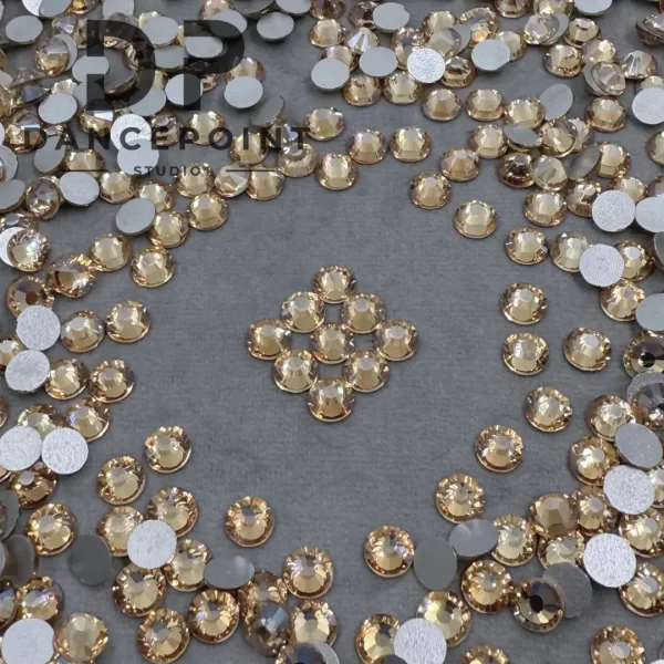 Jasnozłote cyrkonie szklane Light Gold Crystal SS30 - obrazek 5